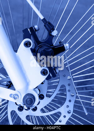 Disco freno posteriore sul Cruiser bike. Tonica in colore blu Foto Stock