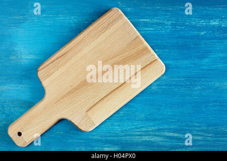 Svuotare tagliere di legno rustico tavolo blu, sfondo con spazio per testo, vista dall'alto. Foto Stock