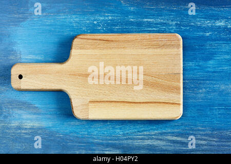 Svuotare tagliere di legno rustico tavolo blu, sfondo con spazio per testo, vista dall'alto. Foto Stock