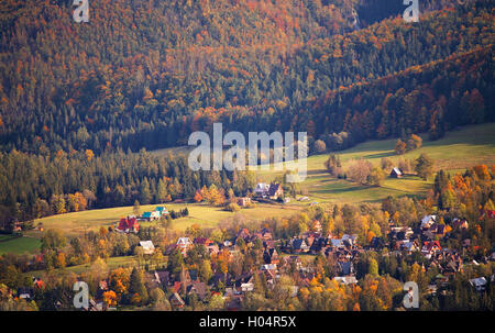 Soleggiata giornata di ottobre in Malopolska Mountain Village. Autunno in Polonia Foto Stock