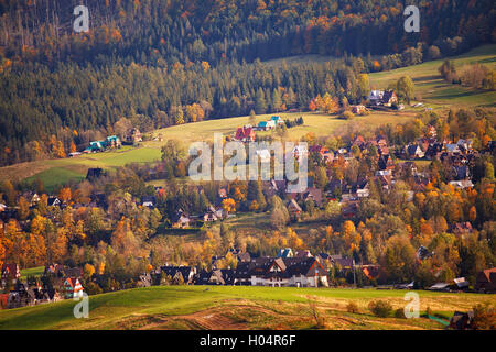 Soleggiata giornata di ottobre in Malopolska Mountain Village. Autunno in Polonia Foto Stock