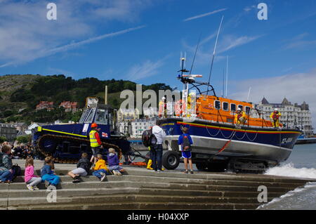 Llandudno scialuppa di salvataggio di lancio e recupero Foto Stock