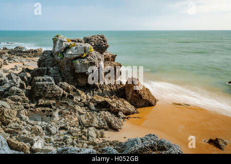 Scogliera sulla spiaggia Ris, Noja Cantabria, Spagna, Europa Foto Stock