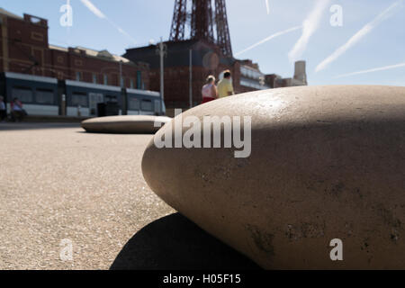 Scultura di ghiaia sul lungomare di Blackpool 3 Foto Stock