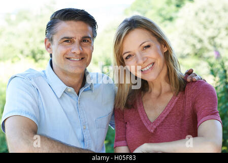 Outdoor testa e spalle Ritratto di sorridente Coppia Matura Foto Stock