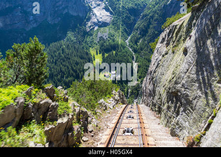 Giro con Gelmerbahn funicolare nelle Alpi Svizzere. Una delle più ripide funicolari nel mondo con una pendenza massima del 106%. Foto Stock