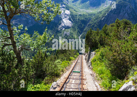 Giro con Gelmerbahn funicolare nelle Alpi Svizzere. Una delle più ripide funicolari nel mondo con una pendenza massima del 106%. Foto Stock