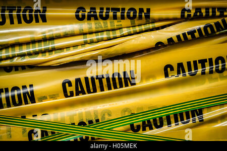 Abstract close-up foto di giallo " caution " tape Foto Stock