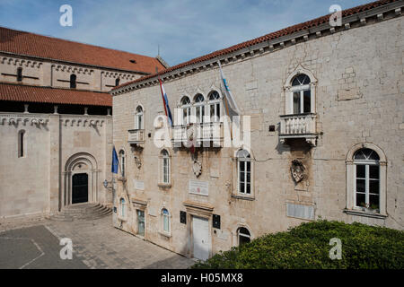 La città storica di Hall (XV secolo) che si trova presso la piazza principale della città vecchia di Trogir. Split-Dalmatia County, Croazia. Foto Stock