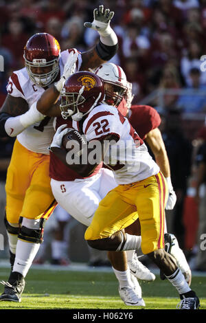 Palo Alto, California, USA. Xvii Sep, 2016. USC running back Justin Davis (22) sfugge a Stanford defender nella NCAA Football azione presso la Stanford University, dotati di USC Trojans visitando la Stanford cardinale. Stanford ha vinto il gioco, 27-10. © Seth Riskin/ZUMA filo/Alamy Live News Foto Stock