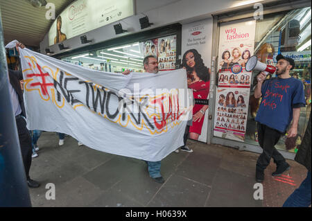 Londra, Regno Unito. 19 settembre 2016. I residenti locali marzo dietro un banner '#NetworkJail' dalla canzone di tappeti in Brixton Railway archi a una riunione di protesta nel mercato. I residenti locali è venuto là come il negozio è stato previsto per essere sfrattato oggi dalla rete guida, che vogliono svuotare tutti gli archi, rinnovare loro e li lasciamo a tre volte la corrente i fitti o più. Il lungo ritardo e un enorme aumento dell'affitto renderà impossibile per la corrente alle aziende di rimanere. Credito: Peter Marshall / Alamy Live News Foto Stock