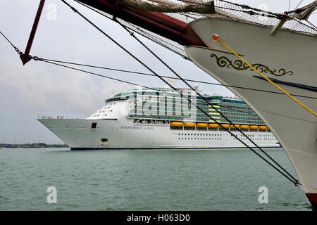 Southampton, Hampshire, Regno Unito. 19 Settembre, 2016. 2016 Southampton Boat Show - La 15-ponte nave MS "Indipendenza dei mari'- accomodante 4,370 passeggeri e servita da 1.360 equipaggio aveva una vista dominante sulla 2016 Southampton Boat Show Mayflower Park durante la 1 giorni di soggiorno.a 339.00 metro lungo esso sopraffatte film compreso la formazione olandese tall ship STV Astrid (visto qui come sua parte) Foto Stock