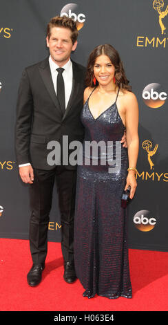 Los Angeles, California, USA. Xviii Sep, 2016. 18 settembre 2016 - Los Angeles California USA - attrice America Ferrera, RYAN PIERS WILLIAMS presso la 68Prime Time Emmy Awards - Gli arrivi presso il Microsoft Theatre di Los Angeles © Paul Fenton/ZUMA filo/Alamy Live News Foto Stock