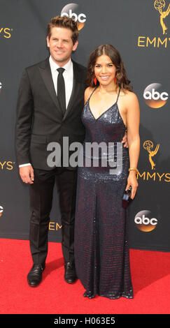 Los Angeles, California, USA. Xviii Sep, 2016. 18 settembre 2016 - Los Angeles California USA - attrice America Ferrera, RYAN PIERS WILLIAMS presso la 68Prime Time Emmy Awards - Gli arrivi presso il Microsoft Theatre di Los Angeles © Paul Fenton/ZUMA filo/Alamy Live News Foto Stock