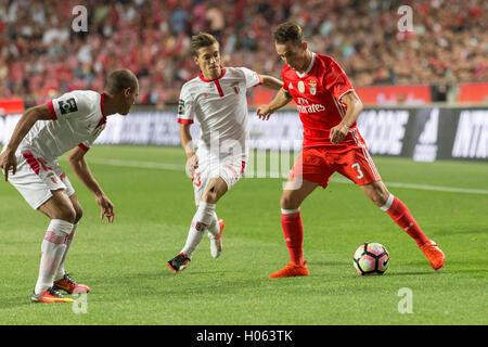 Lisbona, Portogallo. Xix Sep, 2016. Settembre 19, 2016. Lisbona, Portogallo. SL Benfica del difensore spagnolo Alex Grimbaldo (3), BragaÕs avanti portoghese Pedro Santos (23) e BragaÕs difensore brasiliano Baiano (15) in azione durante il gioco SL Benfica vs SC Braga Credito: Alexandre de Sousa/Alamy Live News Foto Stock