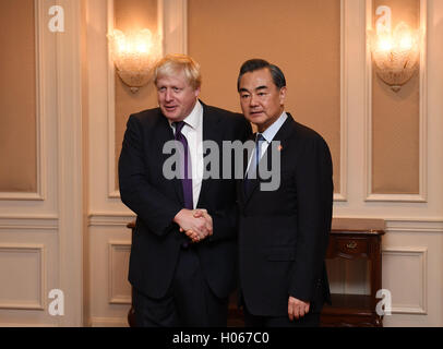 New York, Stati Uniti d'America. Xix Sep, 2012. Il ministro degli Affari Esteri cinese Wang Yi (R) si riunisce con il Segretario degli esteri britannico Boris Johnson in New York, Stati Uniti, Sett. 19, 2012. © Yin Bogu/Xinhua/Alamy Live News Foto Stock