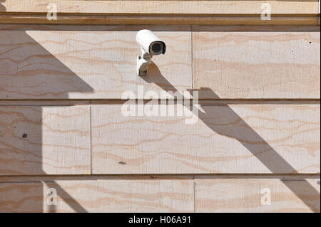 Potsdam, Germania. Xv Sep, 2016. Una videocamera di sorveglianza al di fuori del Landtag parlamento statale a Potsdam, Germania, 15 settembre 2016. Foto: RALF HIRSCHBERGER/DPA/Alamy Live News Foto Stock