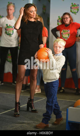 Noervenich, Germania. Xx Settembre, 2016. Modello Lilly Becker e suo figlio Amadeus posano con le palle da bowling durante una campagna dalla " Kinder" marca di dolciumi Ferrero in occasione della Giornata Universale dei bambini, in Noervenich, Germania, 20 settembre 2016. Foto: HENNING KAISER/DPA/Alamy Live News Foto Stock