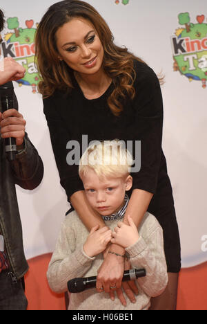 Noervenich, Germania. Xx Settembre, 2016. Modello Lilly Becker e suo figlio Amadeus pongono durante una campagna dalla " Kinder" marca di dolciumi Ferrero in occasione della Giornata Universale dei bambini, in Noervenich, Germania, 20 settembre 2016. Foto: HENNING KAISER/DPA/Alamy Live News Foto Stock