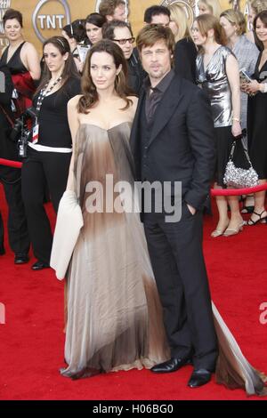 Los Angeles, California, USA. 27 gennaio, 2008. Attori Brad Pitt e Angelina Jolie arriva alla XIV annuale di Screen Actors Guild Awards presso il Santuario Exposition Center di Los Angeles, California, USA, 27 gennaio 2008. I premi verranno presentati agli attori per le straordinarie prestazioni in 2007 in cinque film e otto prime-time categorie di televisione. Foto: Hubert Boesl | Verwendung weltweit/picture alliance/dpa/Alamy Live News Foto Stock