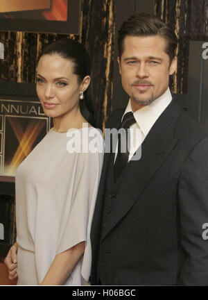 Santa Monica, California, Stati Uniti d'America. 08 gen 2009. L'attrice Angelina Jolie e attore Brad Pitt arrivare per la XIV critica annuale? Choice Awards a Santa Monica, California, Stati Uniti d'America, 08 gennaio 2009. I critici? Choice Awards sono concessi annualmente dalla Broadcast Film Critics Association per onorare i migliori nel raggiungimento di qualità cinematografica. Foto: Hubert Boesl | Verwendung weltweit/picture alliance/dpa/Alamy Live News Foto Stock