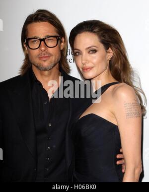 Hollywood, CA, Stati Uniti d'America. L'8 dicembre, 2011. 20 Settembre 2016 - Los Angeles, CA - Angelina Jolie Pitt ha presentato istanza di divorzio da Brad Pitt. Jolie Pitt, 41, depositata legal docs lunedì citando differenze inconciliabili. Jolie Pitt ha richiesto la custodia fisica del giovane condiviso sei figli Ã Maddox, Pax, Zahara, Silo, Vivienne e Knox Ã chiedendo Pitt per essere concessa la Visitazione, citando i documenti legali. File foto: 8 dicembre 2011 - Hollywood, California - Brad Pitt e Angelina Jolie. Premiere di FilmDistrict's ''In terra di sangue e miele" tenutosi a ArcLight cinema. Photo credit: Ke Foto Stock