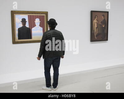 Parigi, Francia. Xx Settembre, 2016. Un uomo è in piedi di fronte di dipinti di René Magritte a Parigi, Francia, 20 settembre 2016. L'esposizione Magritte. Il tradimento di immagini viene eseguito dal 21 settembre 2016 fino al 23 gennaio 2017. Foto: SABINE GLAUBITZ/DPA/Alamy Live News Foto Stock