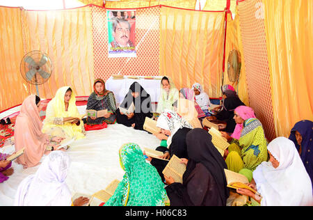 Gli attivisti del partito dei popoli (PPP) recitando il sacro Corano per l anima di Shaheed Mir Murtaza Bhutto nel collegamento della sua morte anniversario tenutosi a Bhutto casa in Naundero Martedì, 20 settembre 2016. Foto Stock