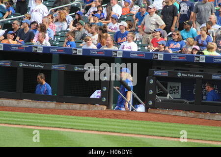 New York, New York, Stati Uniti d'America. Xx Settembre, 2016. Noè SYNDERGAARD 34 del Mets guardare la partita dal scavato con Citi Field su 9/18/2016 nel lavaggio QUEENS NY Credit: Mitchell Levy/Globe foto/ZUMA filo/Alamy Live News Foto Stock