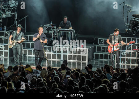 Clarkston, Michigan, Stati Uniti d'America. Xv Sep, 2016. RASCAL FLATTS esecuzione del rhythm & Radici Tour al DTE Energy Music Theatre di Clarkston, mi il 15 settembre 2016 © Marc Nader/ZUMA filo/Alamy Live News Foto Stock