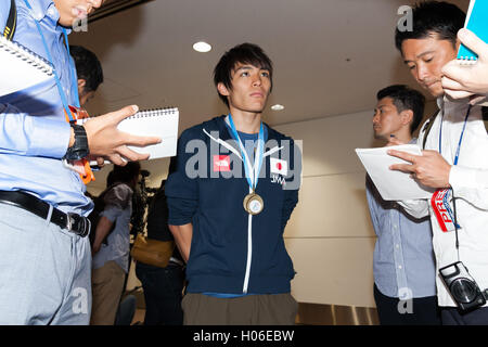 Parigi, Francia. Xx Settembre, 2016. Tomoa Narasaki (JPN) Sport Arrampicata : Tomoa Narasaki del Giappone parla al suo arrivo presso il Tokyo International Airport a Tokyo in Giappone il 20 settembre 2016. Narasaki ha vinto la medaglia d'oro negli uomini Bouldering concorrenza all'IFSC Climbing World Championship in Parigi, Francia . © Rodrigo Reyes Marin/AFLO/Alamy Live News Foto Stock