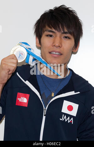 Parigi, Francia. Xx Settembre, 2016. Tomoa Narasaki (JPN) Sport Arrampicata : Tomoa Narasaki del Giappone pone per le foto al momento del suo arrivo presso il Tokyo International Airport a Tokyo in Giappone il 20 settembre 2016. Narasaki ha vinto la medaglia d'oro negli uomini Bouldering concorrenza all'IFSC Climbing World Championship in Parigi, Francia . © Rodrigo Reyes Marin/AFLO/Alamy Live News Foto Stock