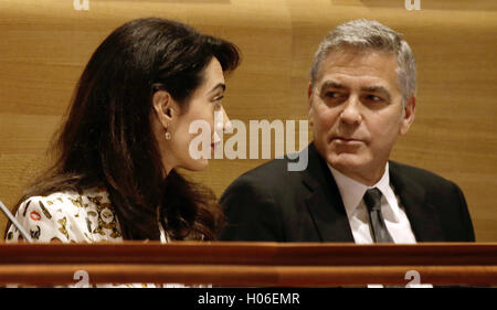 New York, New York, Stati Uniti d'America. Xx Settembre, 2016. Attore degli Stati Uniti George Clooney (R) e moglie Amal Clooney frequentare un Leaders Summit per i rifugiati durante le Nazioni Unite 71a sessione di discussione generale all'Assemblea generale delle Nazioni Unite presso la sede delle Nazioni Unite a New York New York, Stati Uniti d'America, 20 settembre 2016.Credit: Peter Foley/Piscina via CNP Credito: Peter Foley/CNP/ZUMA filo/Alamy Live News Foto Stock