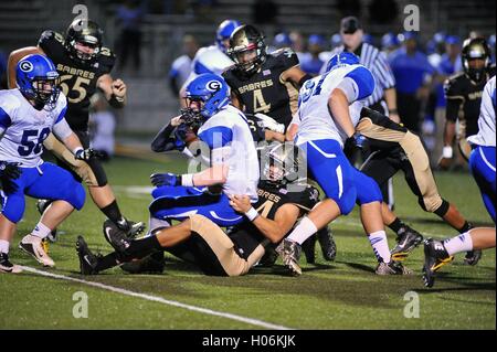 Mentre sul tappeto erboso, un linebacker conclusione di un contrapposto running back tenendo a lui di un guadagno a breve. Stati Uniti d'America. Foto Stock