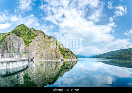 Vidraru diga e lago situato in montagna Fagaras, Romania Foto Stock