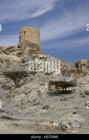 Torre di guardia sulla collina sopra l'Hatta Heritage Village, Hatta, Dubai, Emirati Arabi Uniti Foto Stock