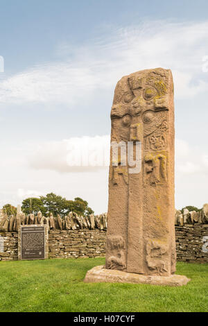 Pictish pietra permanente - antica pietra scolpita con una croce celtica presso Aberlemno, Angus, Scozia Foto Stock