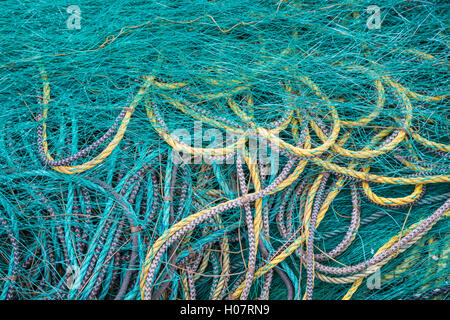 Pile di colorato corda di pesca e net al fiume di trota, Terranova e Labrador, Canada. Foto Stock