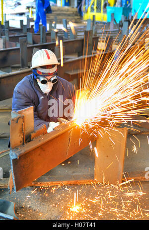 Lavoratore utilizzando la torcia taglierina per il taglio di metallo Foto Stock