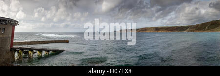 Immagine di panorama di sennen cove in Cornovaglia che mostra la scialuppa di salvataggio di rampa di lancio Foto Stock