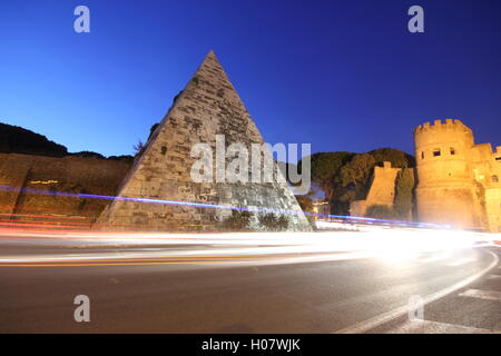 Un incredibile colpo di stile egiziano piramide nella città di Roma di notte, 'alla Piramide Cestia', Roma, Italia Foto Stock