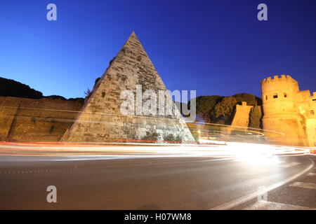 Un incredibile colpo di stile egiziano piramide nella città di Roma di notte, 'alla Piramide Cestia', Roma, Italia Foto Stock