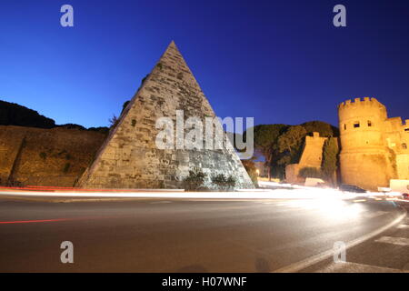 Un incredibile colpo di stile egiziano piramide nella città di Roma di notte, 'alla Piramide Cestia', Roma, Italia Foto Stock