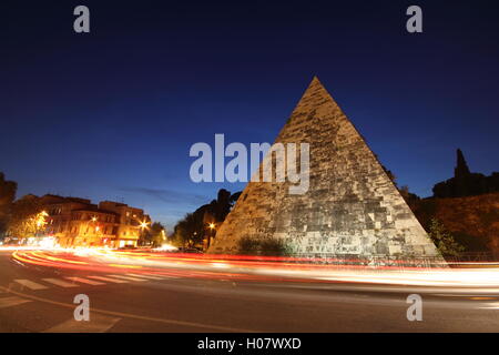 Un incredibile colpo di stile egiziano piramide nella città di Roma di notte, 'alla Piramide Cestia', Roma, Italia Foto Stock