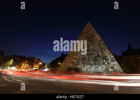 Un incredibile colpo di stile egiziano piramide nella città di Roma di notte, 'alla Piramide Cestia', Roma, Italia Foto Stock