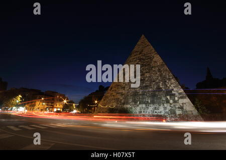 Un incredibile colpo di stile egiziano piramide nella città di Roma di notte, 'alla Piramide Cestia', Roma, Italia Foto Stock