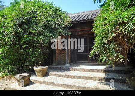 Porta vecchia nella parte anteriore di un'antica casa di campagna del Vietnam Foto Stock