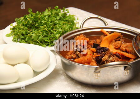 Stufato di pollo con erbe e uova Foto Stock