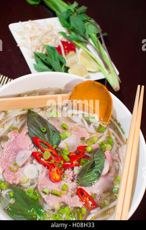 Pho o tradizionale vietnamita noodle con carne di manzo Foto Stock