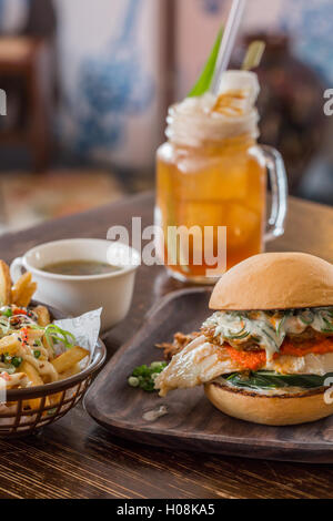 La prima colazione con hamburger, cesto di insalata di frutta e tè Foto Stock